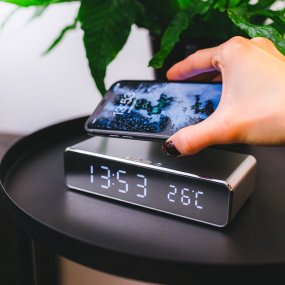 Digitaalinen herätyskello Qi-laturilla Digitaalinen herätyskello Qi-laturilla