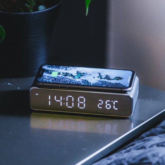 Digitaalinen herätyskello Qi-laturilla - Sulje napsauttamalla kuva