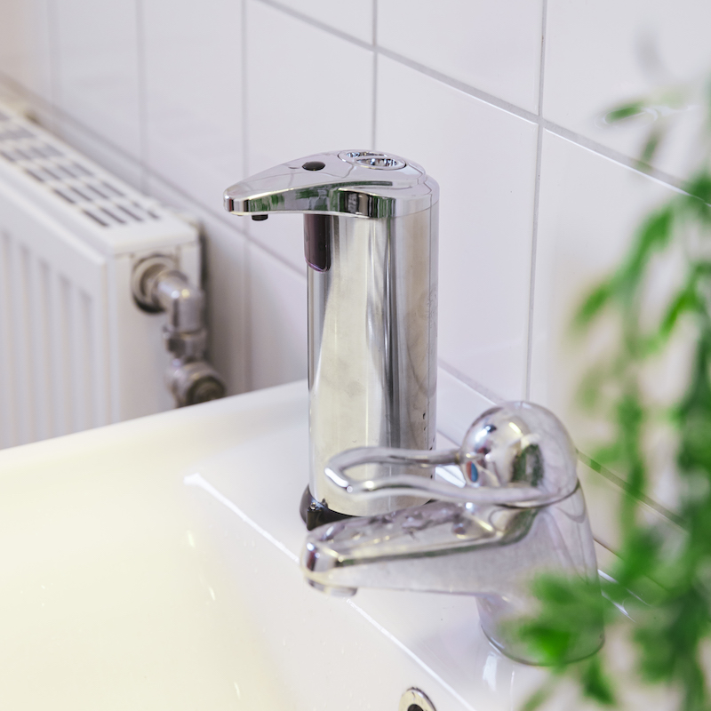 Automaattinen saippuapumppu anturilla